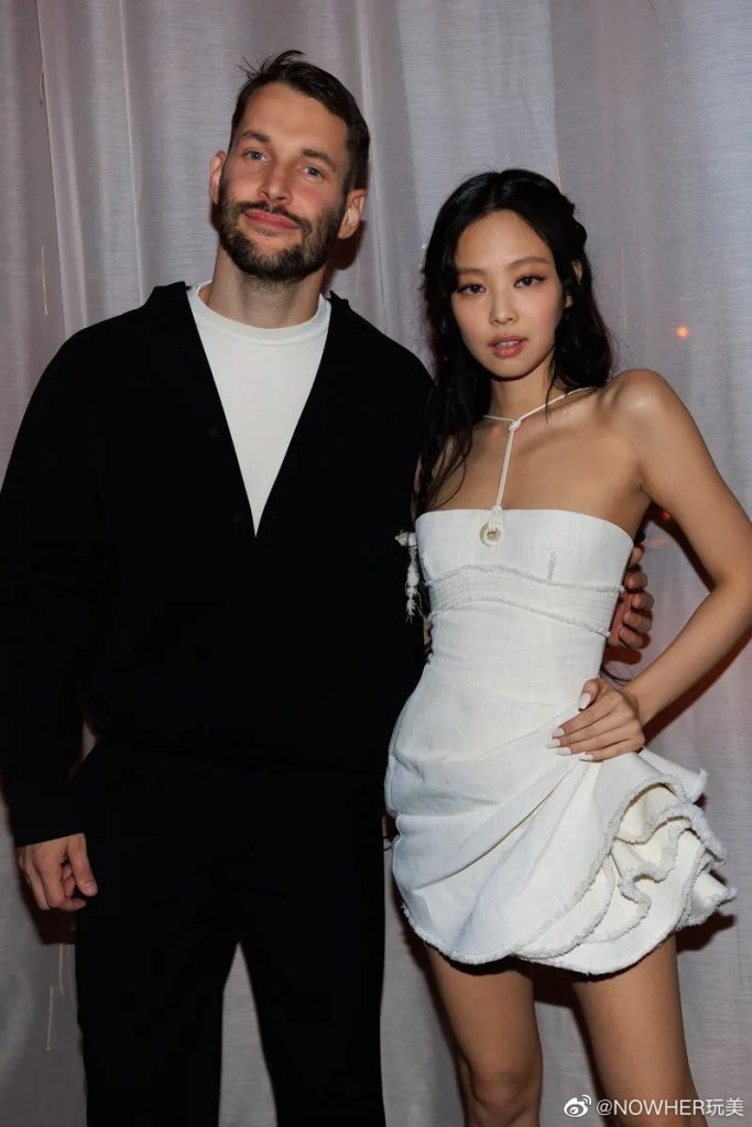 Jennie巴黎看秀似小公主 穿小白裙娇俏可人 