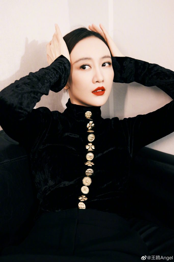 王鸥晒美照女王范十足 穿黑装红唇吸睛 