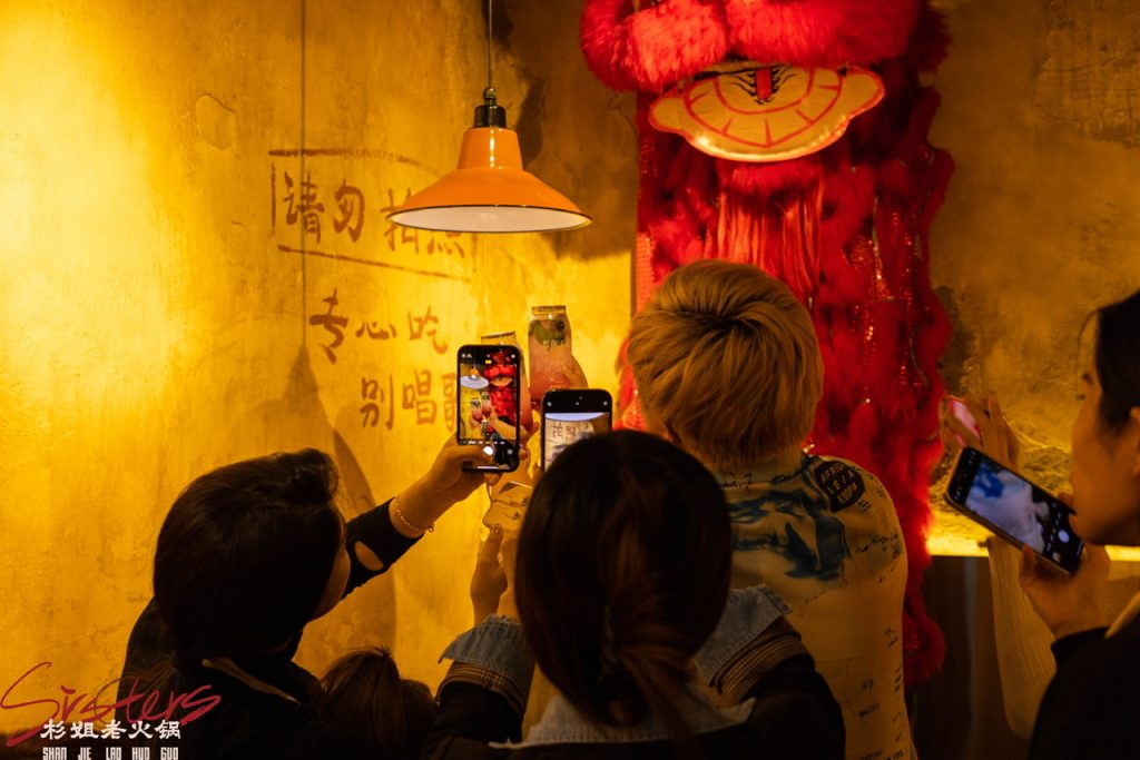 这个冬天吃货最爱的打卡地+1!成都火锅热门榜第一名【杉姐老火锅】终于来深圳!