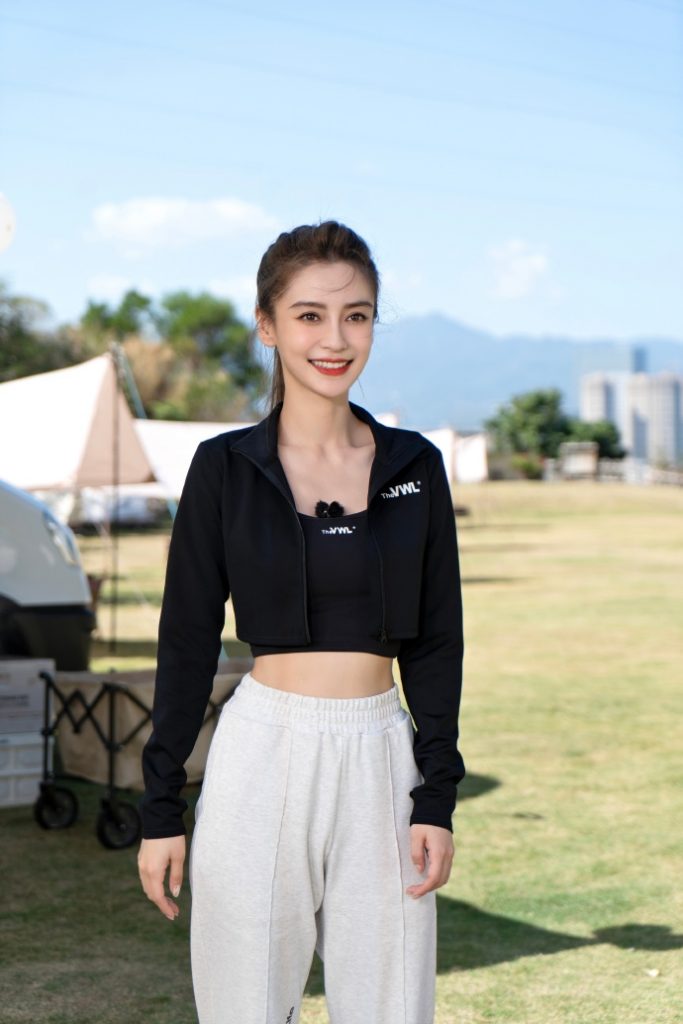 baby运动风穿搭露小蛮腰 扎高马尾好活力 