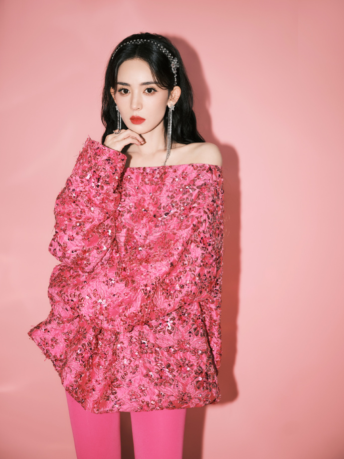 娜扎演绎全身芭比粉 超细大长腿抓人眼球 