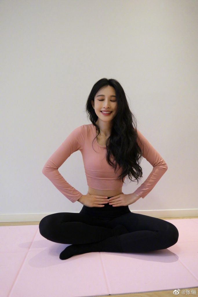 张俪晒冬日瑜伽plog 秀细腰大长腿身材超好 