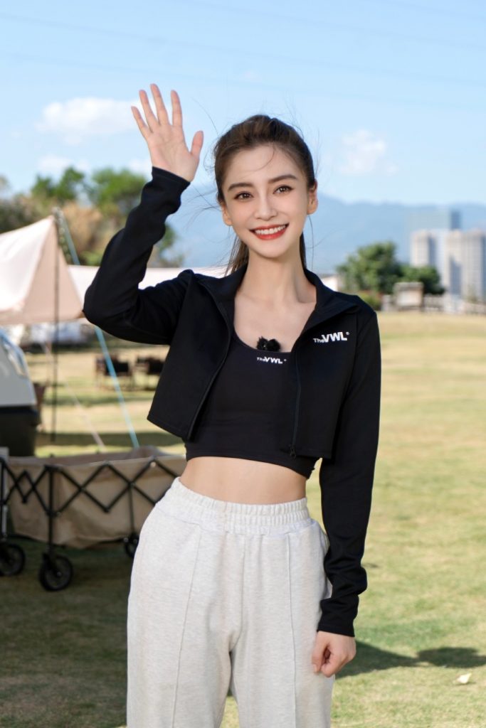 baby运动风穿搭露小蛮腰 扎高马尾好活力 