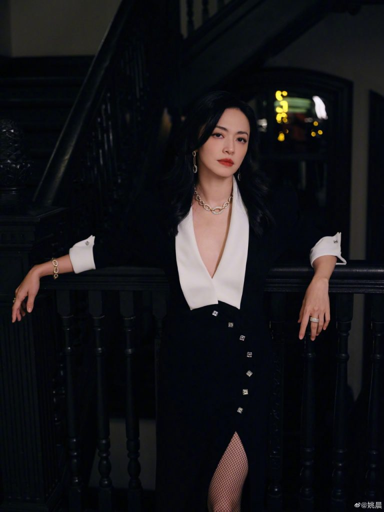 女王气场！姚晨穿黑色开衩裙美腿吸睛 