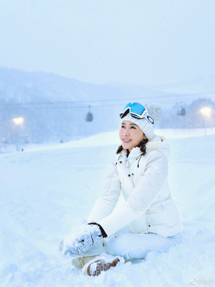 黎姿晒冬日美照 躺在雪地里笑容温暖灿烂 
