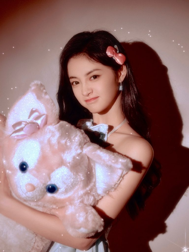 周洁琼生日照曝光 穿白裙闭眼许愿甜美可人 
