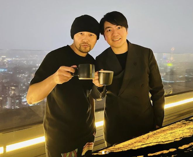 周杰伦晒与郎朗聚会照，在豪宅天台碰杯 