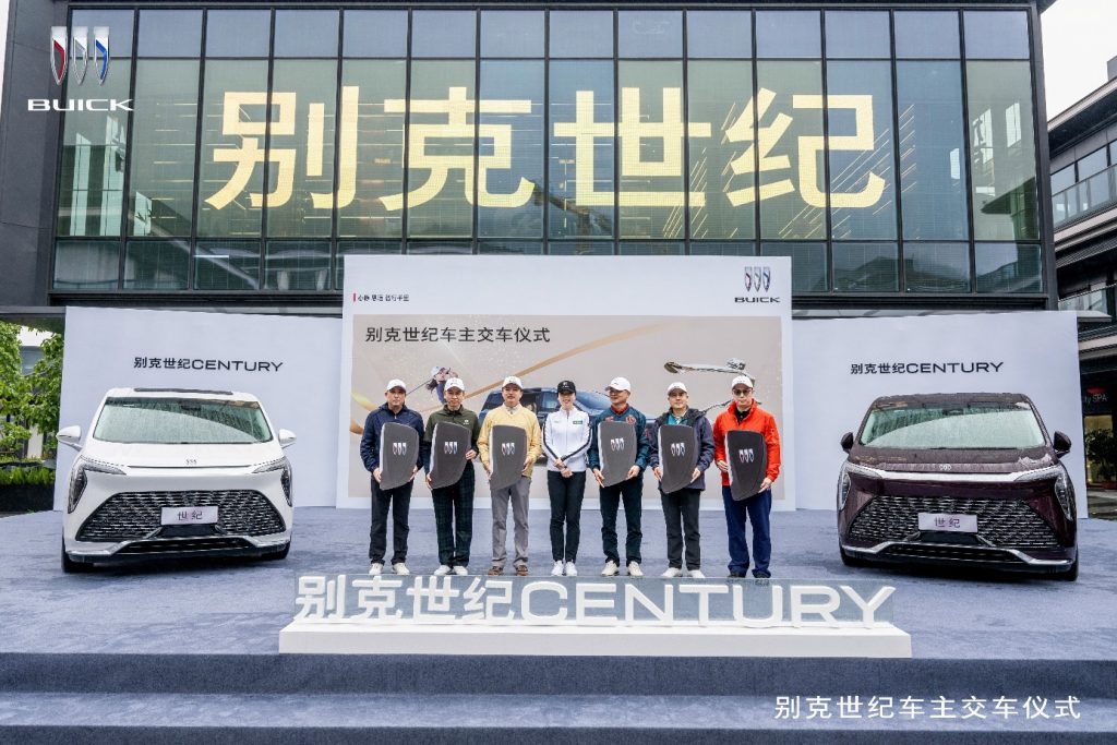 挥耀世纪 驭享新境 别克向高尔夫代言人、大满贯冠军冯珊珊交付世纪CENTURY 