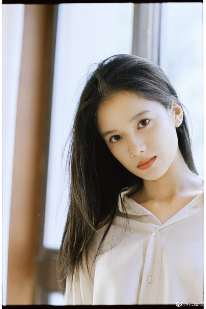 张婧仪穿白衬衫黑发飘飘 光影下清纯又温柔 