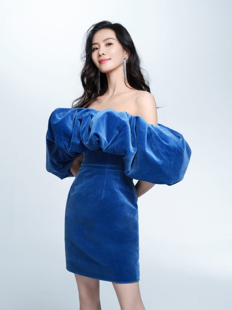 刘诗诗穿蓝裙优雅大气 肤白貌美身材佳