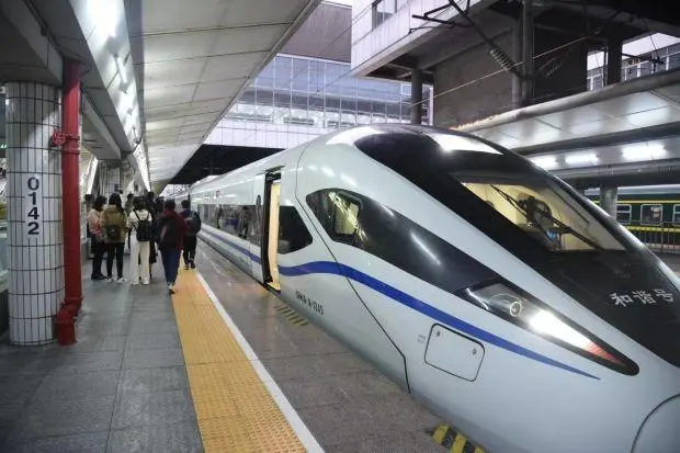 广州东首开往香港西九龙方向高铁 较原广九直通车省时43分钟