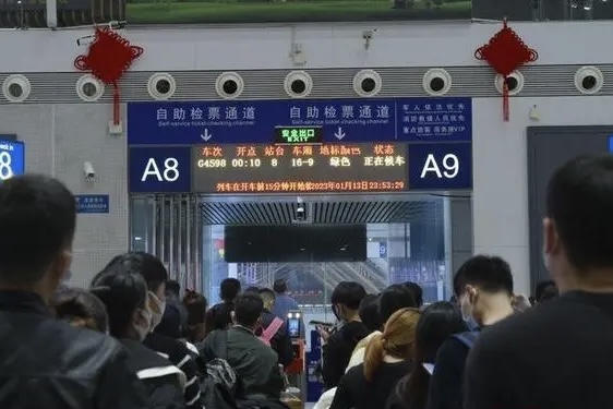 深圳铁路“深夜列车”开行！加班增开满足客流高峰需求