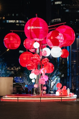 新年好状态,lululemon新春灯笼装置点亮深圳万象天地