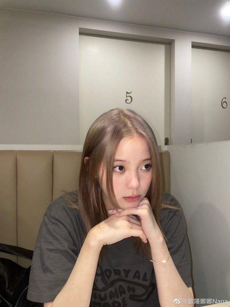 欧阳娜娜晒金发生活照 个性酷女孩飒美十足