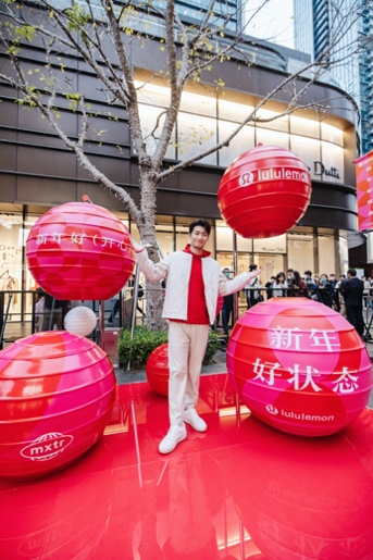 新年好状态,lululemon新春灯笼装置点亮深圳万象天地