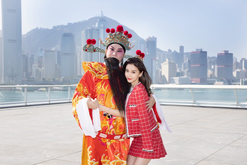 杨颖穿红装与财神合影 笑容迷人秀出大长腿