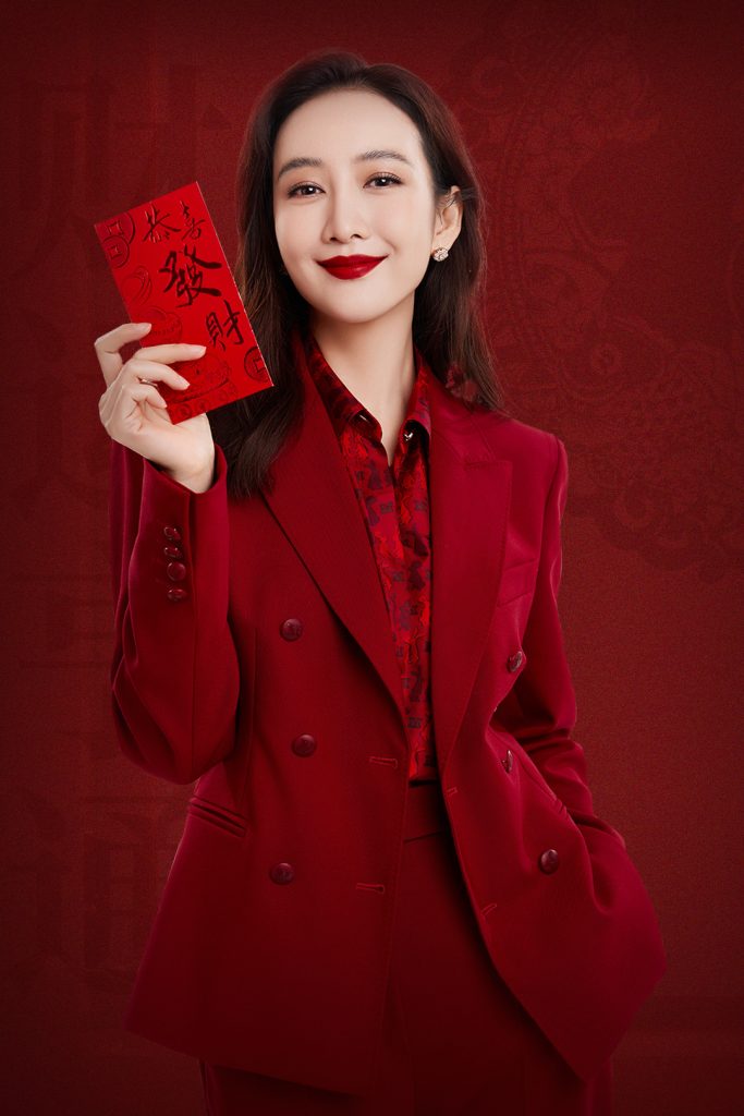 王鸥大年初五迎财神 穿红色西装笑持红包