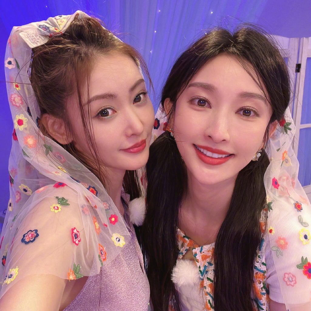 张天爱戴彩色头纱 与浪姐贴脸自拍感情好