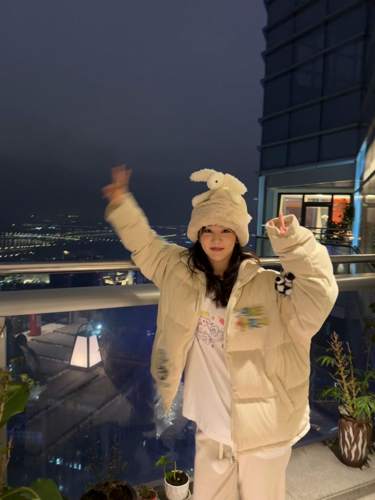 杨紫戴毛绒帽拍美照 笑容甜美超可爱