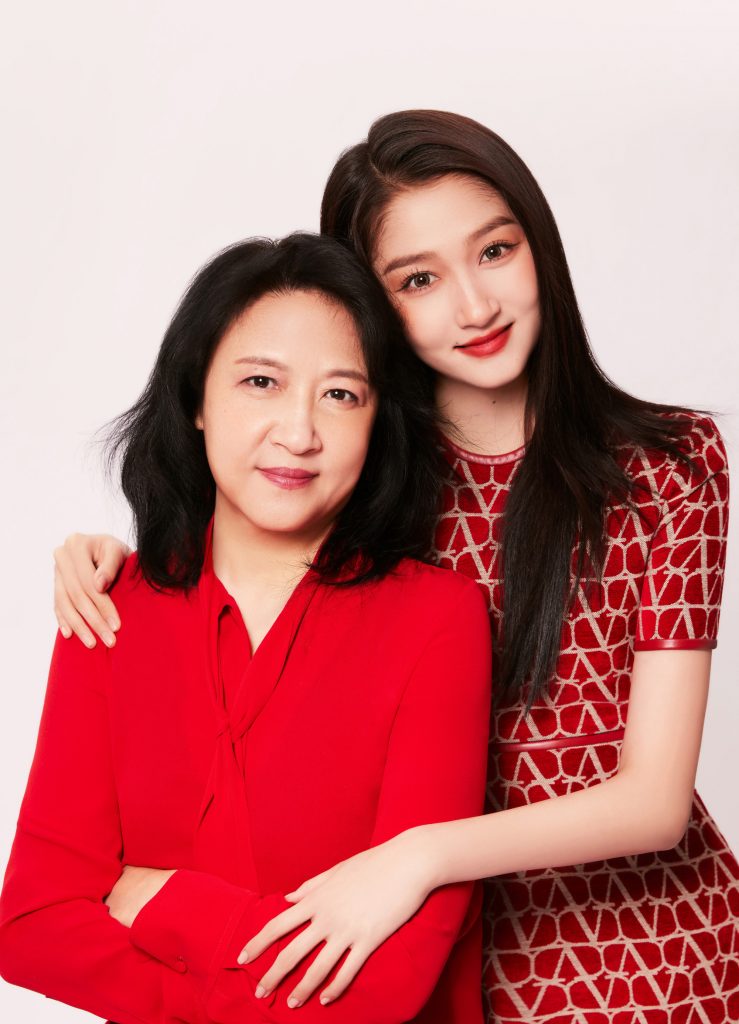 关晓彤晒和妈妈新春合影 穿红色印花裙灿笑