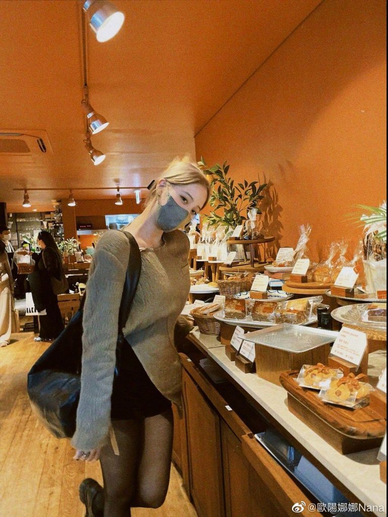 欧阳娜娜晒金发生活照 个性酷女孩飒美十足