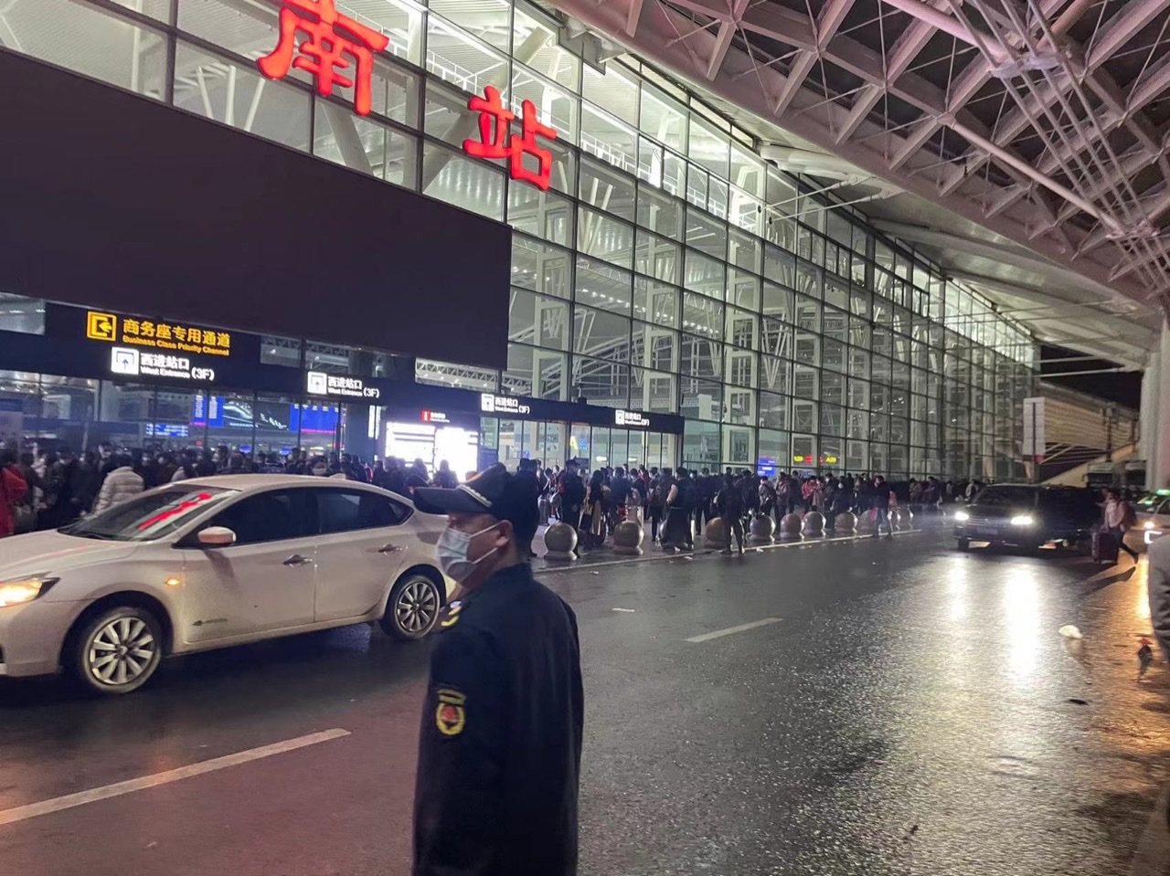 广州城管精心护航“春运”回家路