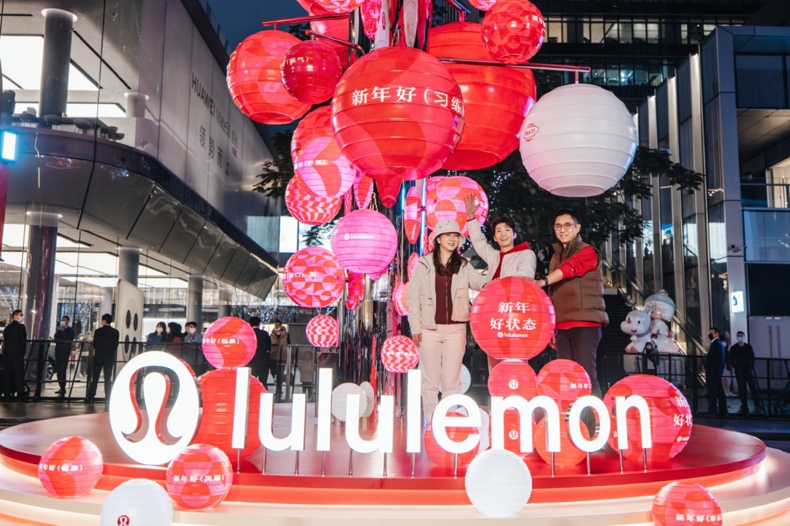 新年好状态,lululemon新春灯笼装置点亮深圳万象天地