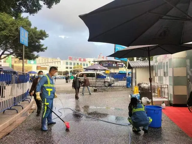 广州火车站西广场增设流动厕所