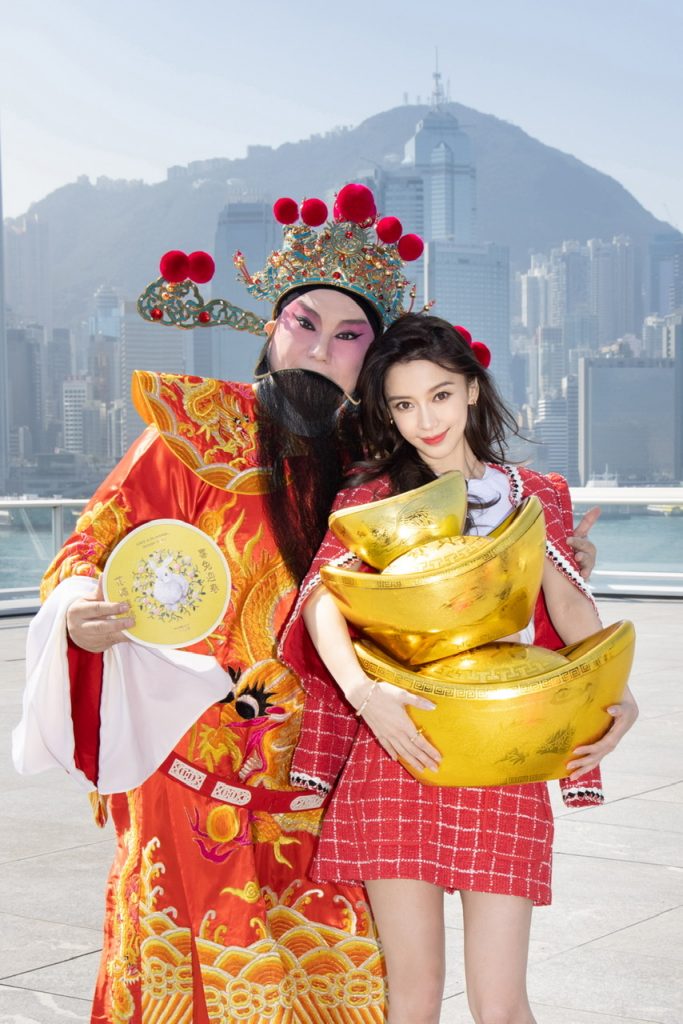 杨颖穿红装与财神合影 笑容迷人秀出大长腿