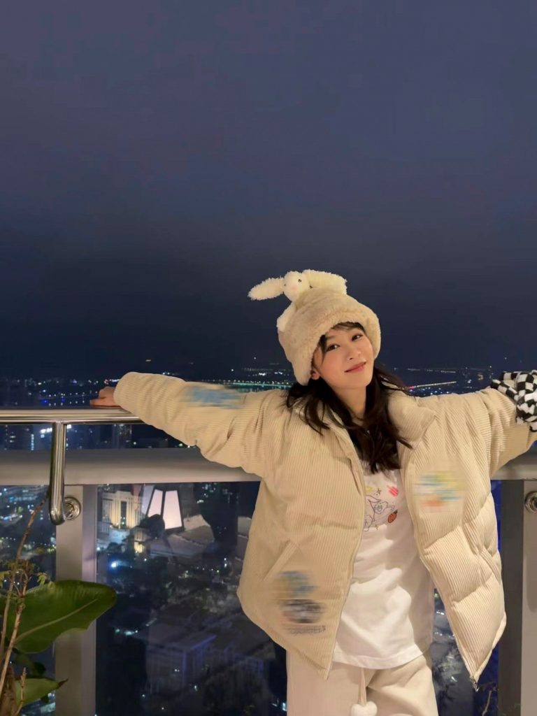 杨紫戴毛绒帽拍美照 笑容甜美超可爱