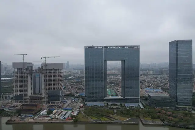 广州之窗商务港C区封顶 “100”造型即将亮相