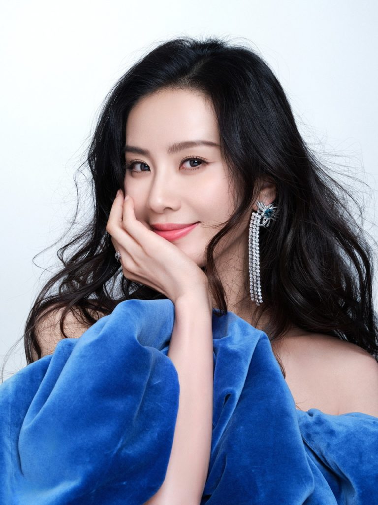 刘诗诗穿蓝裙优雅大气 肤白貌美身材佳