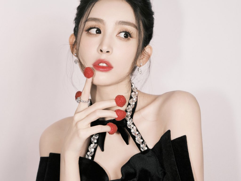 娜扎穿挂脖红裙好娇艳 笑容明媚秒变甜妹