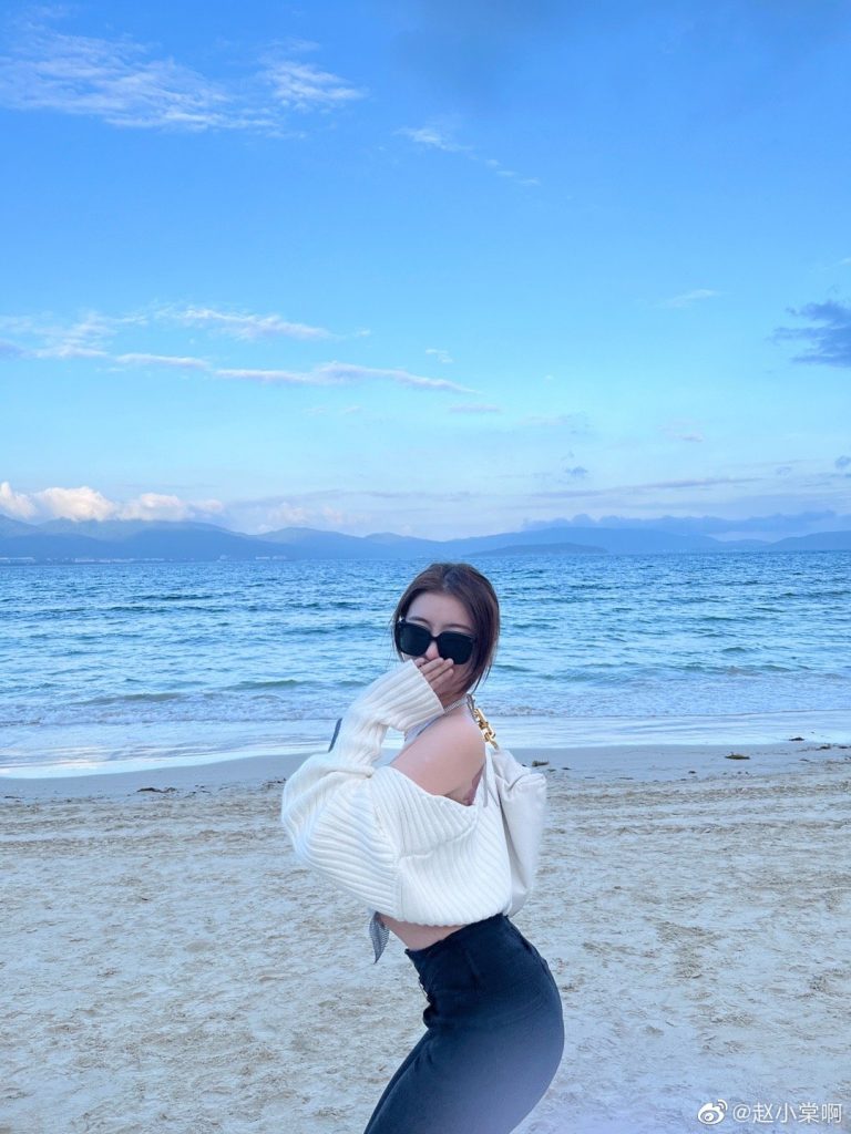 赵小棠海边度假晒美照 穿吊带上衣大秀身材