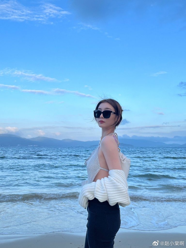 赵小棠海边度假晒美照 穿吊带上衣大秀身材