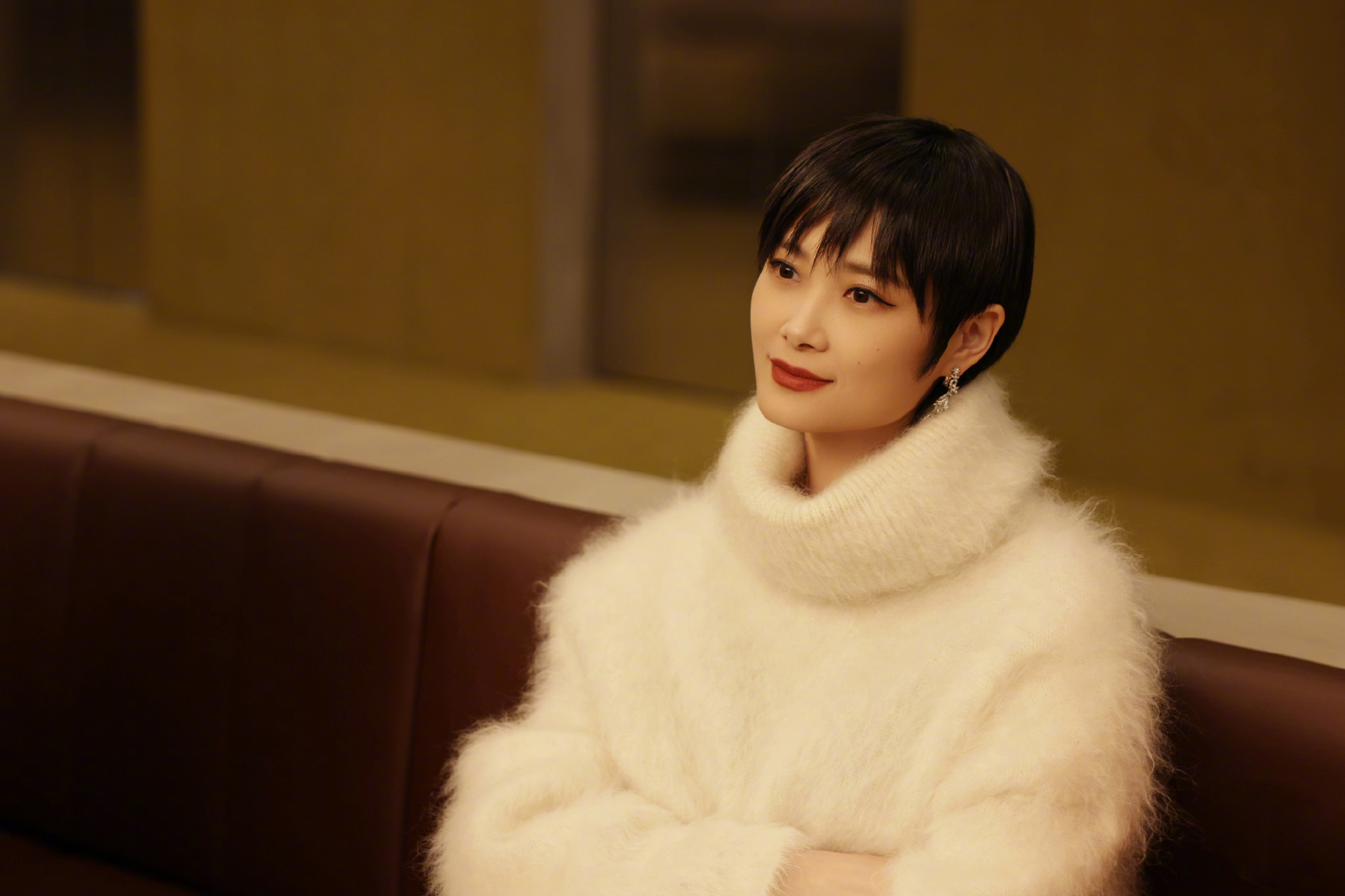李宇春现身时装周 穿白色毛衣干净纯净