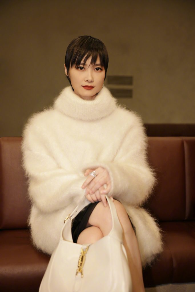 李宇春现身时装周 穿白色毛衣干净纯净