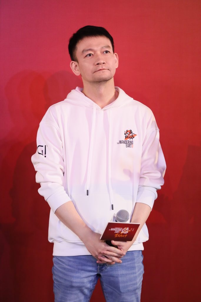 电影《流浪地球2》全国路演开启深圳站 真实道具现场亮相引发观众欢呼