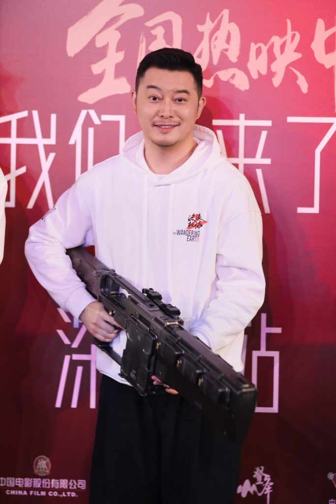 电影《流浪地球2》全国路演开启深圳站 真实道具现场亮相引发观众欢呼