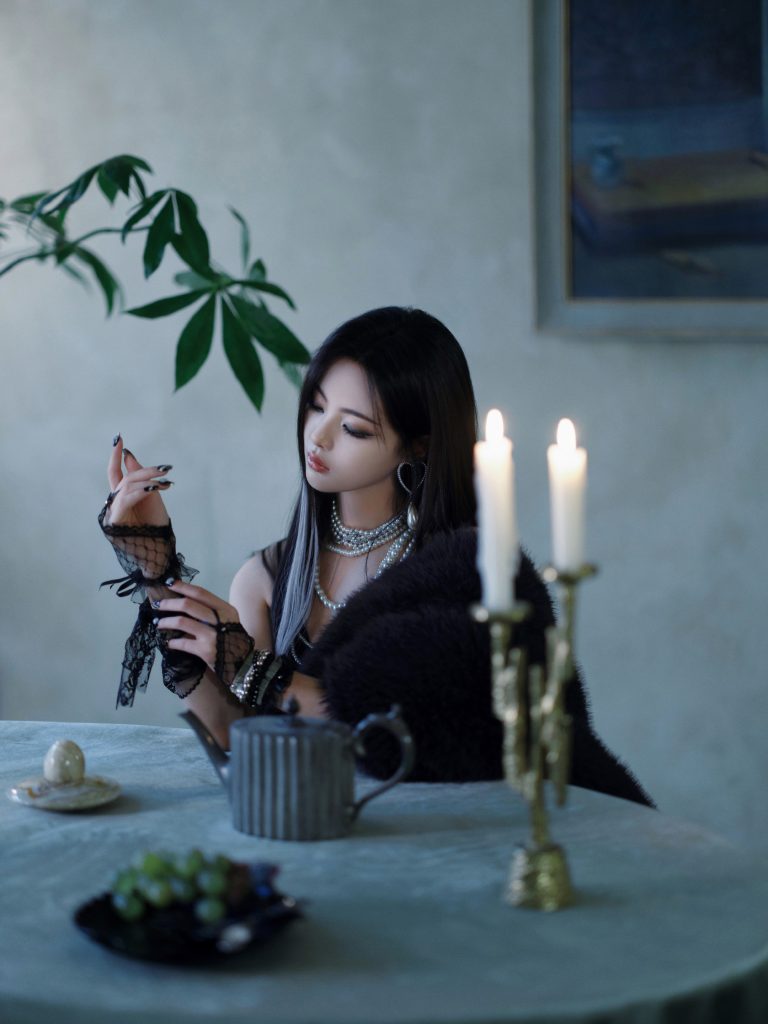 杨超越晒暗黑风写真 化浓郁烟熏妆气质大变