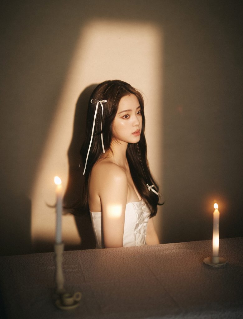 欧阳娜娜拍光影写真 公主裙配马丁靴有个性