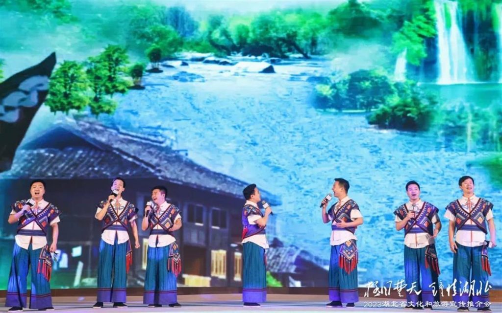 “朝饮广州茶，晚喝摔碗酒”，恩施文旅亮相花城广州