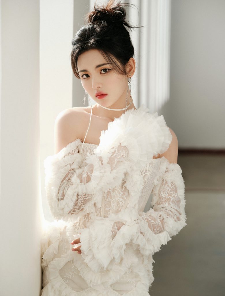 迪丽热巴穿黑连衣裙显身材 回眸露背很性感