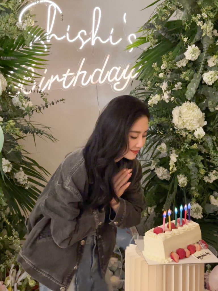 刘诗诗生日派对自拍 双手合十微笑气质温柔