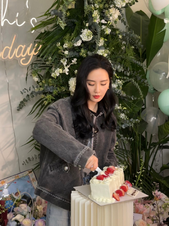 刘诗诗生日派对自拍 双手合十微笑气质温柔