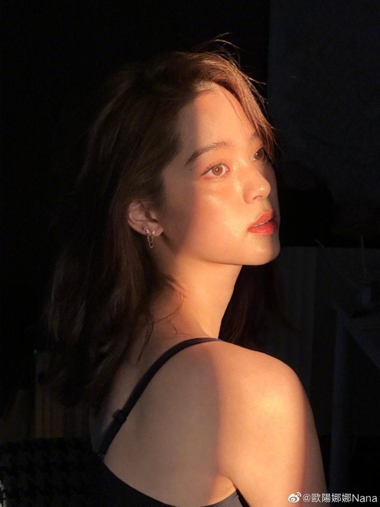 欧阳娜娜光影自拍 黑色吊锁骨发很有氛围感