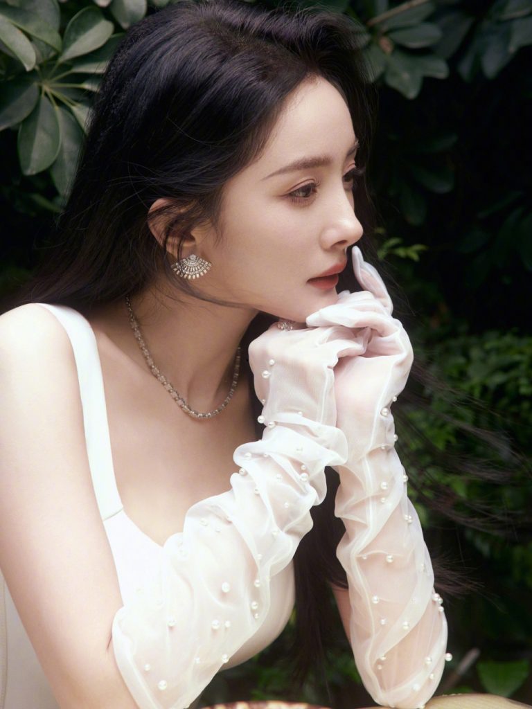 杨幂纯白开衩连衣裙显身材 戴手套优雅大气