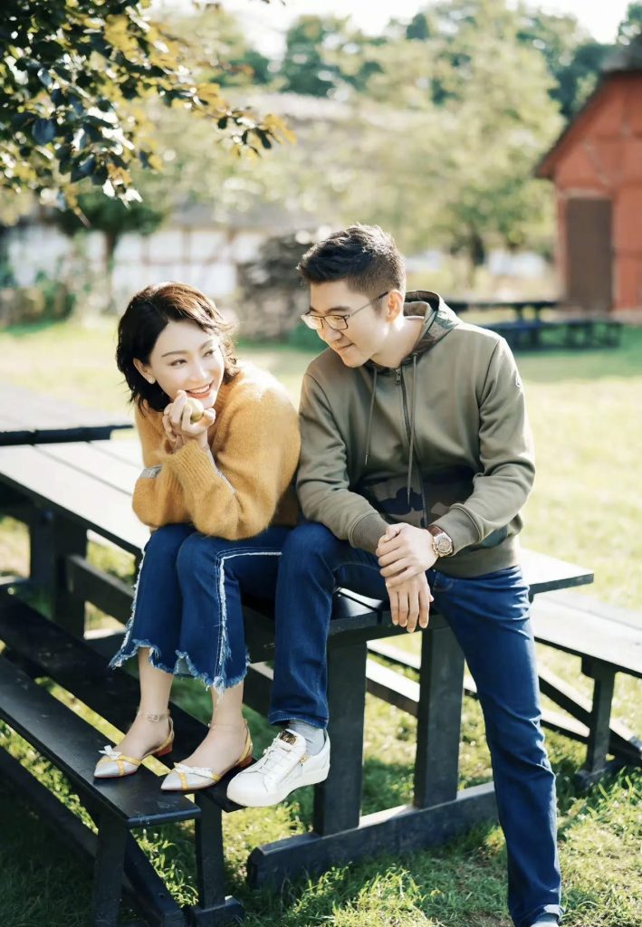 陈数夫妇同框破谣言，甜蜜恩爱如热恋情侣