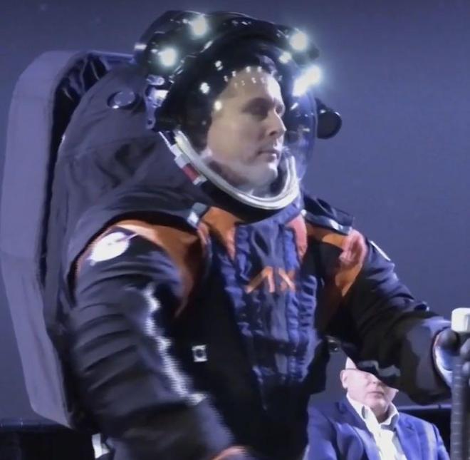 NASA最新月球行走宇航服亮相：移动更轻松，可量身定制
