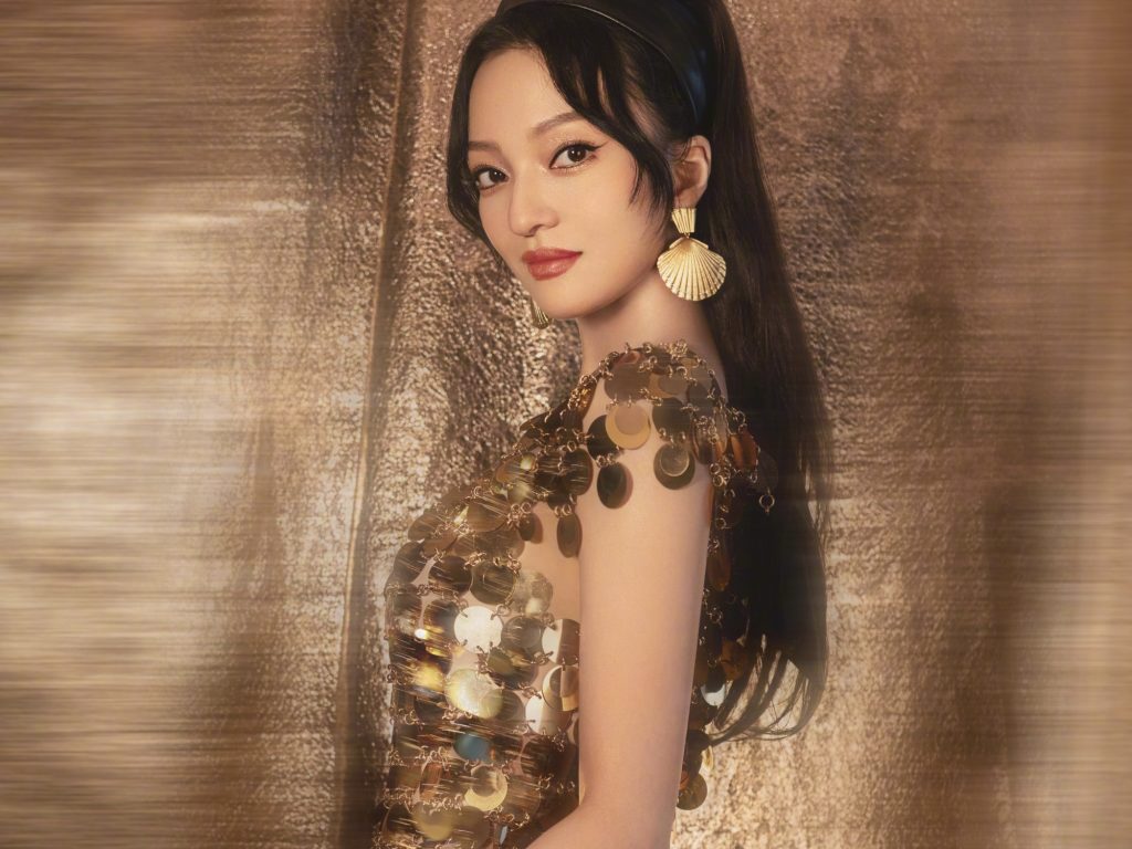 张韶涵穿金色亮片裙美到发光 美腿纤细吸睛